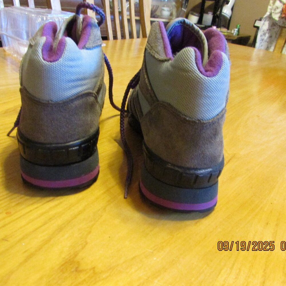 New Reebok shoes - Picture 3 of 5